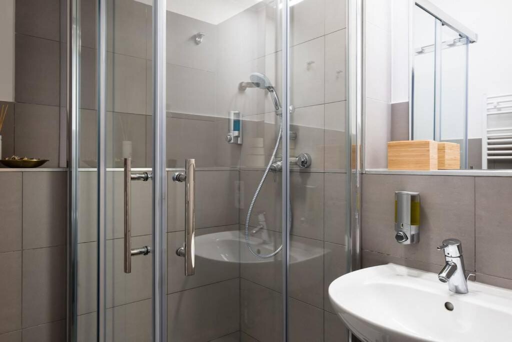 Sc 05 By Rockchair Apartments L Superhost Status L 2 Bedrooms Boxspringbeds Balcony Elevator - Cozy Family & Business Flair Welcomes You! Berlin Eksteriør billede